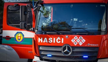 Požiar strechy bytového domu v okrese Medzilaborce. Žije v ňom desať rodín