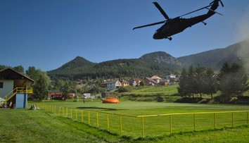Hasiči už tretí deň bojujú s požiarom lesa na Liptove. Pomáha aj vrtuľník Black Hawk
