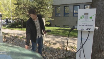 Za 100 kilometrov jazdy 2,5 eura. Lukáš si starší elektromobil pochvaľuje, záujem o elektrické „jazdenky“ rastie