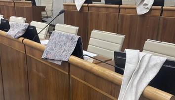 Matovič sa postaral o ďalší rozruch. Poslancom Hlasu rozdal handry