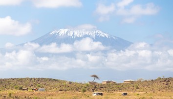 Blízko Kilimandžára sa zrútil vrtuľník. Medzi piatimi mŕtvymi sú aj dvaja Česi