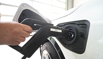 Pred pár rokmi boli raritou, dnes ich pribúda každým mesiacom. Pre koho je elektromobil lepšou voľbou?
