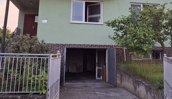 V Malčiciach horelo v suteréne rodinného domu. Zranilo sa maloleté dieťa
