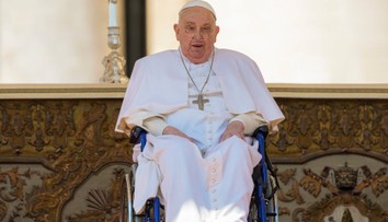 FOTO: Pápež František prekvapil veriacich. Prvýkrát od prepustenia z nemocnice sa objavil na verejnosti