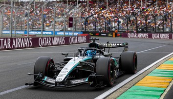 Veľkú cenu Austrálie si podmanil Mercedes, šampiónovi nové pravidlá sedia. Piastri havaroval po ceste na štart