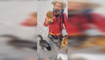 Čistil pláž od nebezpečného odpadu a našiel poklad. Môže mať hodnotu tisícov eur