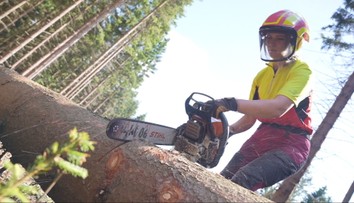 Je žena a pracuje ako drevorubačka. Zuzana sa dostala do mnohých nebezpečných situácií