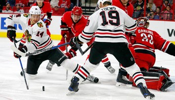 Pánik pomohol k výhre Chicaga dvoma bodmi, v NHL tak pokoril stobodovú hranicu