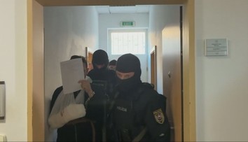 Ruky mal od krvi, v byte bola jeho mŕtva tehotná manželka. Muža obvineného z vraždy poslali do väzby