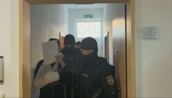Ruky mal od krvi, v byte bola jeho mŕtva tehotná manželka. Muža obvineného z vraždy poslali do väzby
