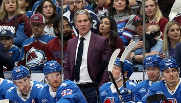 VIDEO: Moment hrôzy na lavičke Colorada. Trénera zasiahol puk a spôsobil mu zlomeninu v tvári