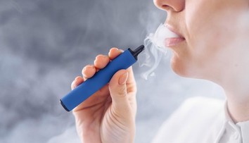 Vapovala kvôli úzkosti. Teraz má 17-ročné dievča „popcornové pľúca“ a trvalé zdravotné následky