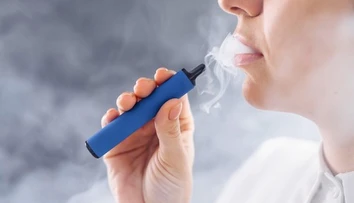 Vapovala kvôli úzkosti. Teraz má 17-ročné dievča „popcornové pľúca“ a trvalé zdravotné následky