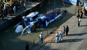 Potopenú vyhliadkovú loď v Budapešti už vytiahli: Našli telá turistov a zrejme aj kapitána