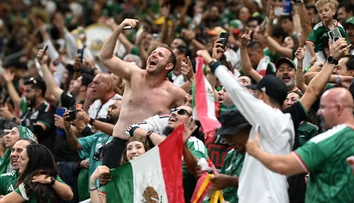 Ohňostroje, trúbky, reproduktory. Fanúšikovia Mexika našli hotel, kde spia hráči Anglicka, nedovolia im zažmúriť oko