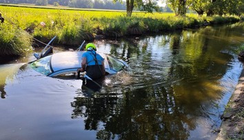 FOTO: Bizarná nehoda na západe Slovenska. Auto skončilo v kanáli, po vodičovi niet ani stopy