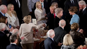 Trump po slávnostnom obede vyjadril úctu manželom Clintonovcom