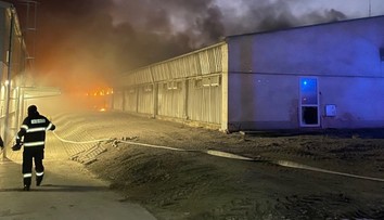 Veľký požiar na západnom Slovensku: Horí hala s hydinou, sú tam stovky novonarodených prasiatok