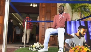 Muž "žil" počas vlastného pohrebu. Kým najbližší sa s ním lúčili, on sedel pred kostolom