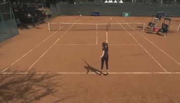 VIDEO: Bizarný tenisový zápas. Fanúšikovia nechápu účasť hráčky, súperka jej musela pomáhať