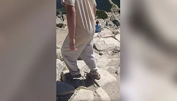 VIDEO: Ďalší turista vyrazil do Tatier v plážových papučiach. Zostup zo skalnatého terénu mu dal zabrať