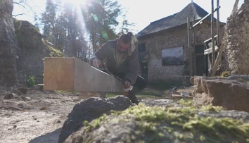 Jediným jeho príjmom sú sociálne dávky, no dokázal si kúpiť hrad. Zrúcanina doslova vstáva z popola