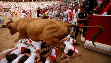 Krvavá zábava v uliciach Pamplony. Pri niektorých fotkách sa vám zastaví rozum