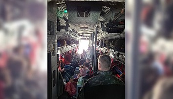 FOTO: Dočkali sa. Ďalší slovenskí dovolenkári sa vrátili domov z Blízkeho východu vojenským lietadlom