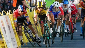 Zostal mu iba jeden zub, na tvári má 130 štichov. Jakobsen sa bude po páde zotavovať mesiace