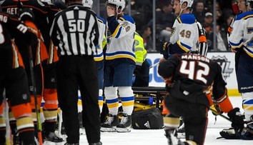 Chvíle hrôzy a neistoty počas zápasu NHL. Jay Bouwmeester skolaboval, previezli ho do nemocnice