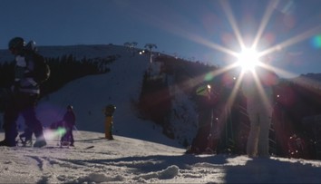 Zranených lyžiarov je stále viac. Po teplých dňoch prišla zima a na svahoch je ľad