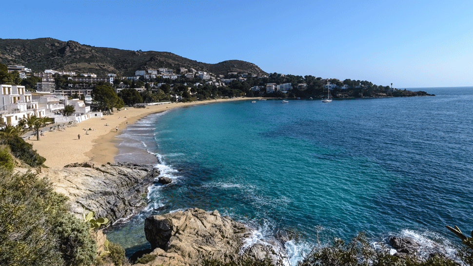 Španielsku pláž museli uzavrieť. K brehu, kde sa hrali deti, priplávali tri žraloky