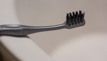 Vaša zubná kefka skrýva „odporný koktail“ miliónov baktérií, plesní aj vykálov. Ako ju udržať čistú?