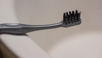 Vaša zubná kefka skrýva „odporný koktail“ miliónov baktérií, plesní aj vykálov. Ako ju udržať čistú?