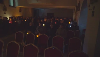 S lampášikmi v rukách si svietia cestou do kostola. V obci pri Nových Zámkoch prežíva stáročná tradícia