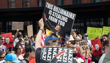 Protesty proti Elonovi Muskovi: Tesla sa ocitá v strede globálnej vlny nespokojnosti