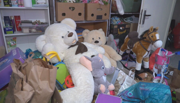 Deti z chudobných rodín by inak darčeky nemali. Alena z Nitry im ich zbiera už jedenásť rokov