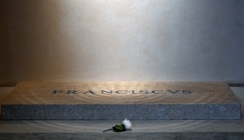 FOTO+VIDEO: Neuveriteľná chyba na náhrobku pápeža Františka, Taliani sú zhrození