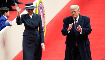 FOTO: Klobúk Melanie Trumpovej aj senátor v mikine a šortkách. Pozrite si módu z inaugurácie Trumpa