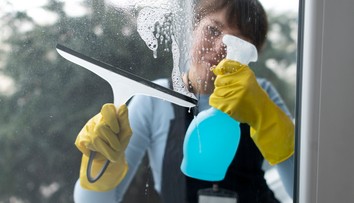 Veľký test čističov okien: Lacný obľúbenec Slovákov pohorel – obsahuje nebezpečnú látku, ďalší prekvapil