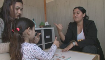 Učia ich rozoznávať farby, počítať a hovoriť po slovensky. O deti v rómskych osadách sa starajú aj profesionálne matky