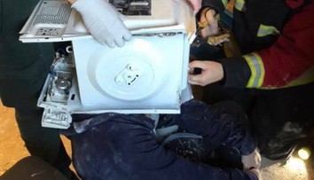 Hlúpy žart sa vymkol z rúk: Mladíkovi "pricementovali" hlavu do mikrovlnky