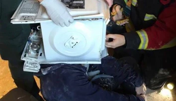 Hlúpy žart sa vymkol z rúk: Mladíkovi "pricementovali" hlavu do mikrovlnky