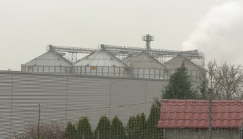 Vo väčšine Slovenska sneží sneh, v Čeľadiciach kukuričné plevy. Obyvateľom sýpka ničí život