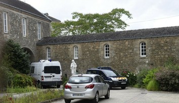 Podpaľač katedrály v Nantes, ktorý bol pod súdnou kontrolou, zavraždil kňaza