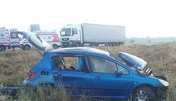 Tragické ráno cestou do práce pri Šarovciach. V aute, ktoré vyletelo do poľa, jeden neprežil