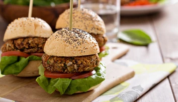 Už žiadne vegánske burgery alebo klobásy v EÚ. Rastlinné produkty musia premenovať