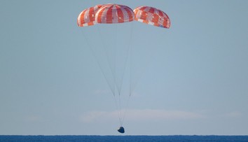 Leteli ďalej než ktokoľvek pred nimi. Posádka Artemis II pristála v oceáne