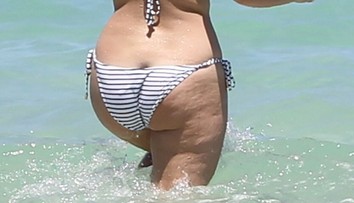 Celulitída a čiarka z pozadia. Nelichotivé zábery obľúbenej Britky