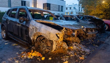 Neznámi páchatelia podpálili auto vysokopostaveného poslanca. Zhorelo mu priamo pred domom